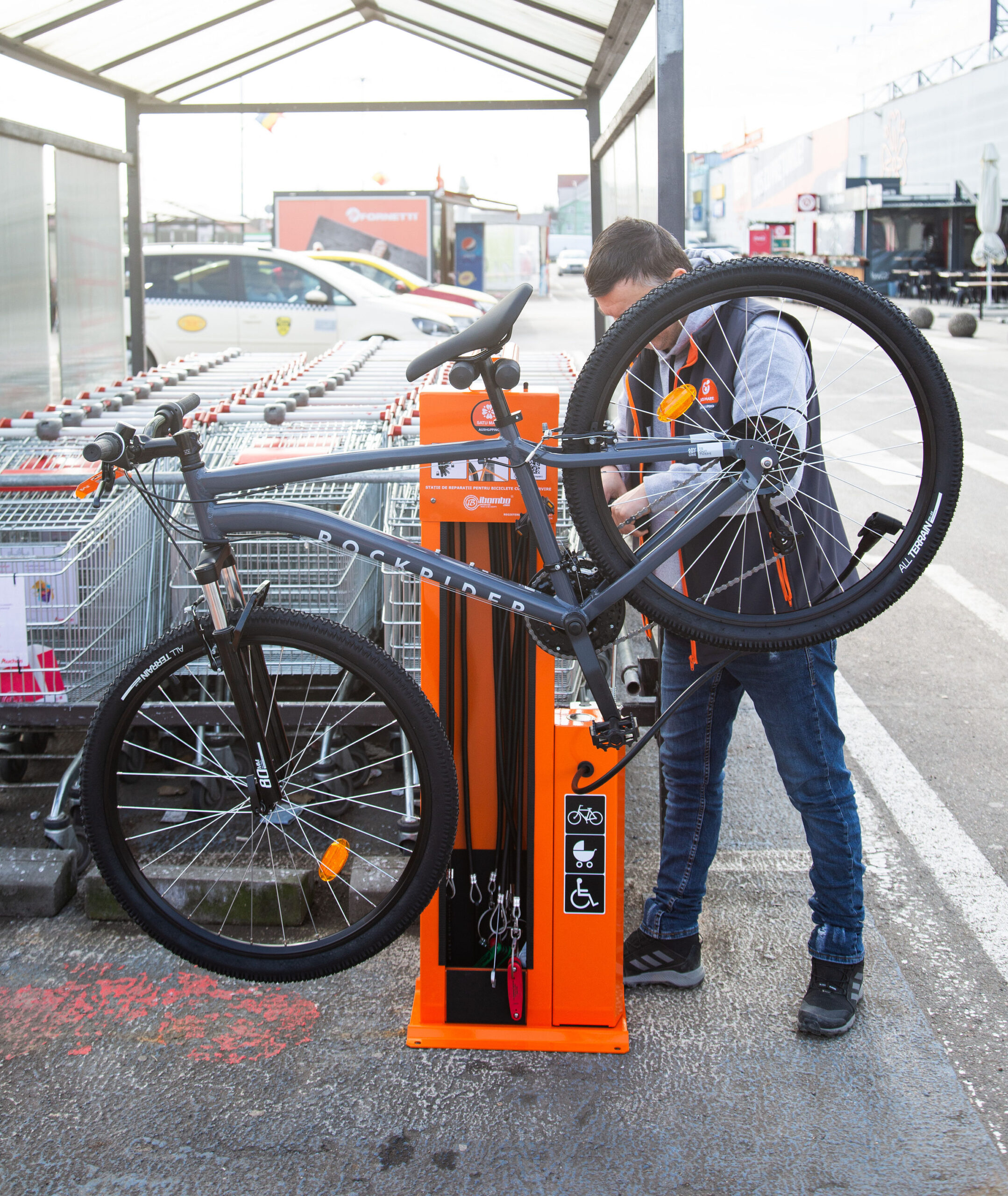 Ceetrus investește în stații gratuite de reparații pentru biciclete în 12 orașe, în centrele comerciale Auchan și Aushopping