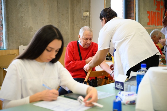 Sărbători cu grijă pentru cei uitați: peste 80 de seniori au primit îngrijire medicală gratuită la Caravana Zi de BINE