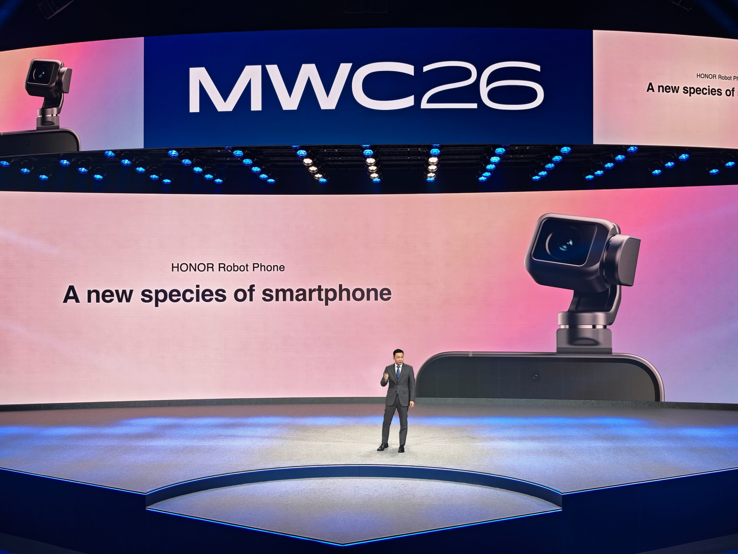 CEO-ul HONOR urcă pe scena principală la MWC 2026, iar Robot Phone primește aprecieri pentru inovație și integrarea inteligenței