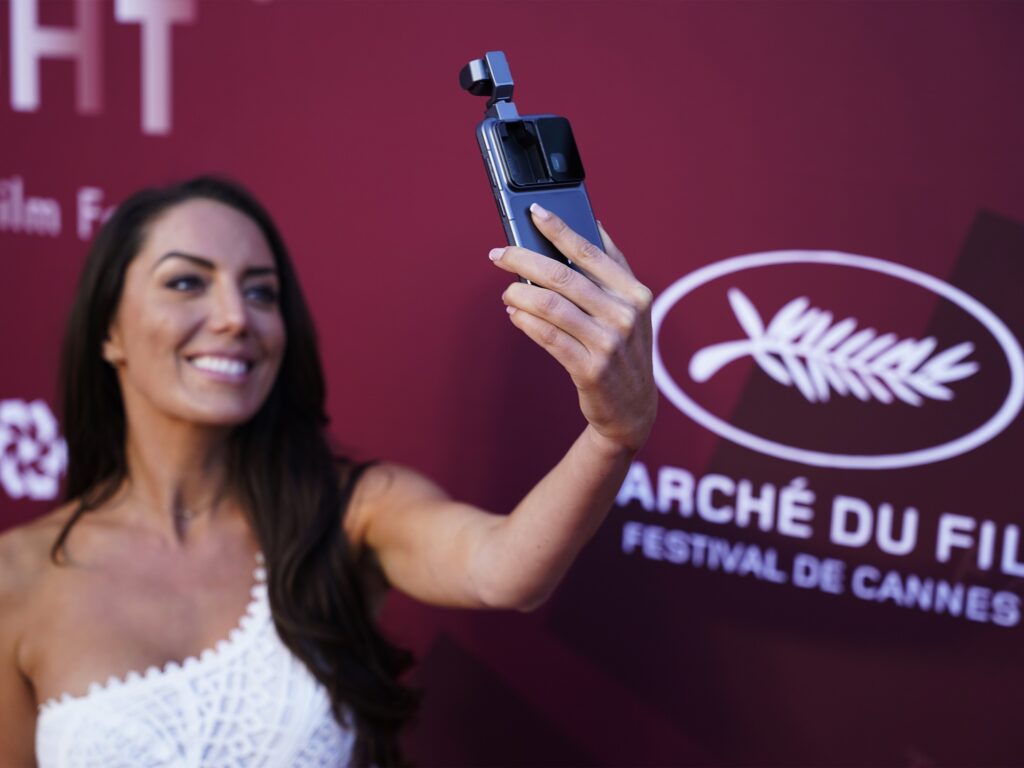 HONOR Robot Phone aduce viitorul filmării video și foto pe smartphone la Cannes